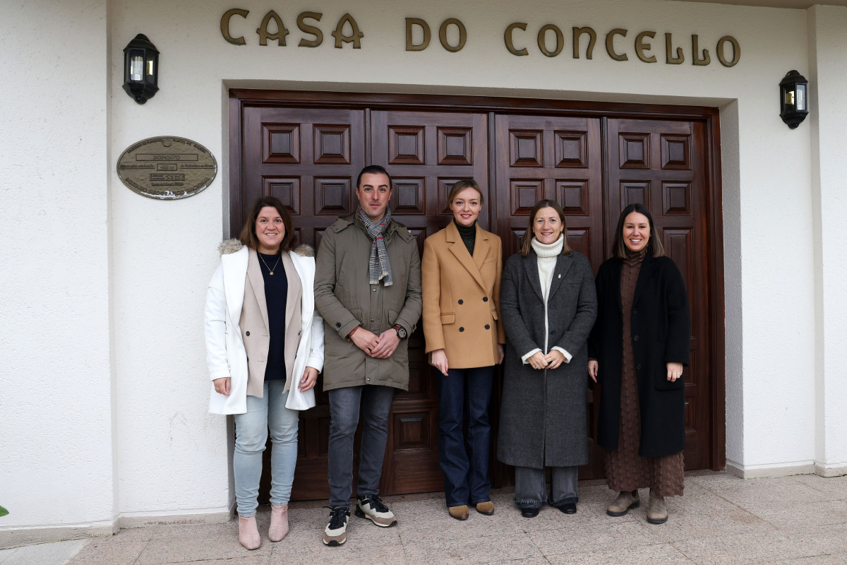 Archivo - La conselleira de Política Social e Xuventude, Fabiola García, visita Boimorto (A Coruña) en compañía de su alcaldesa, María Jesús Novo.