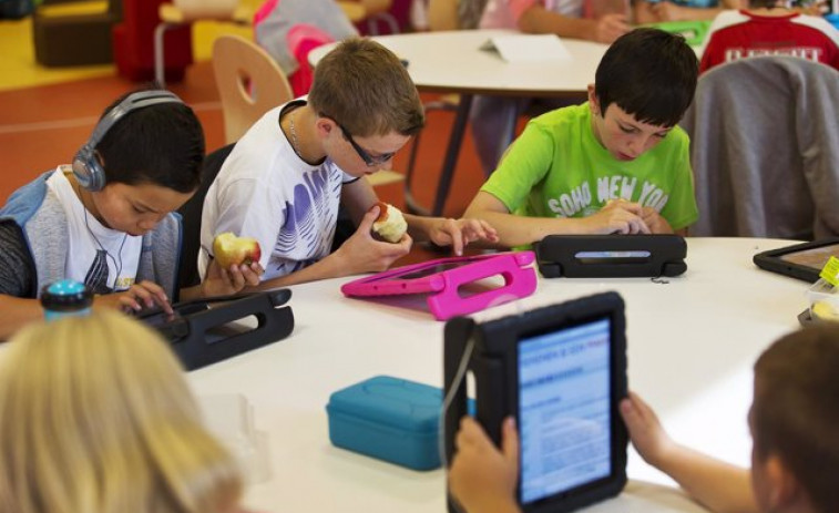 La Xunta prohíbe el uso de teléfonos móviles en los recreos y comedores de los centros escolares gallegos