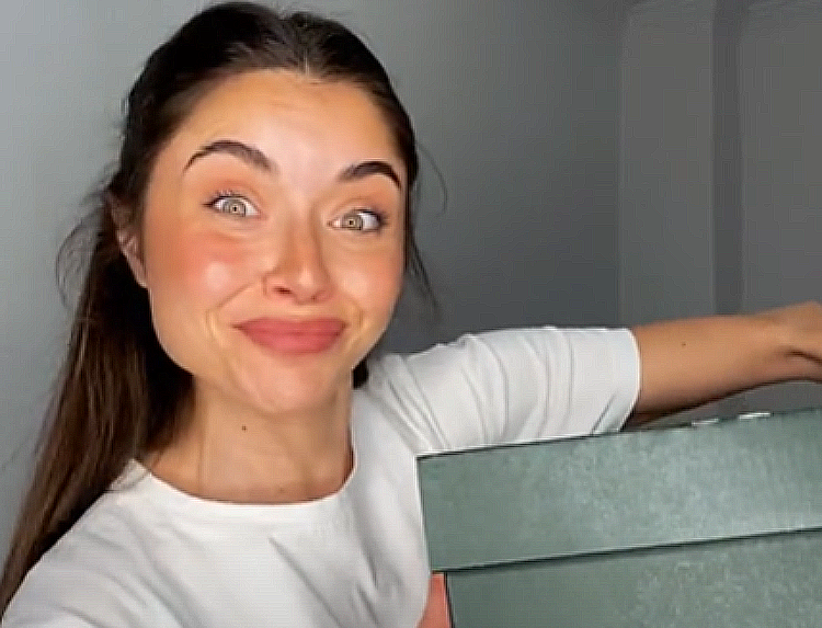 La influencer Miriam Cava mostrando la cesta de Navidad de Inditex en una imagen de su Tik Tok