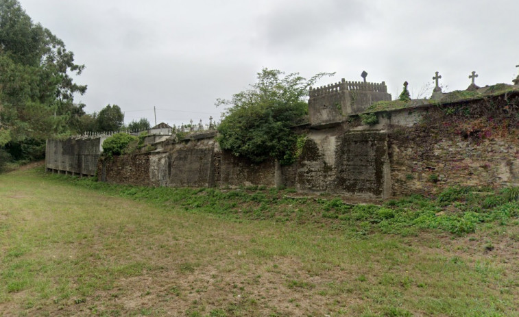 Una pared del cementerio de Barreiros cae y deja féretros a la vista después de años con riesgo de derrumbe