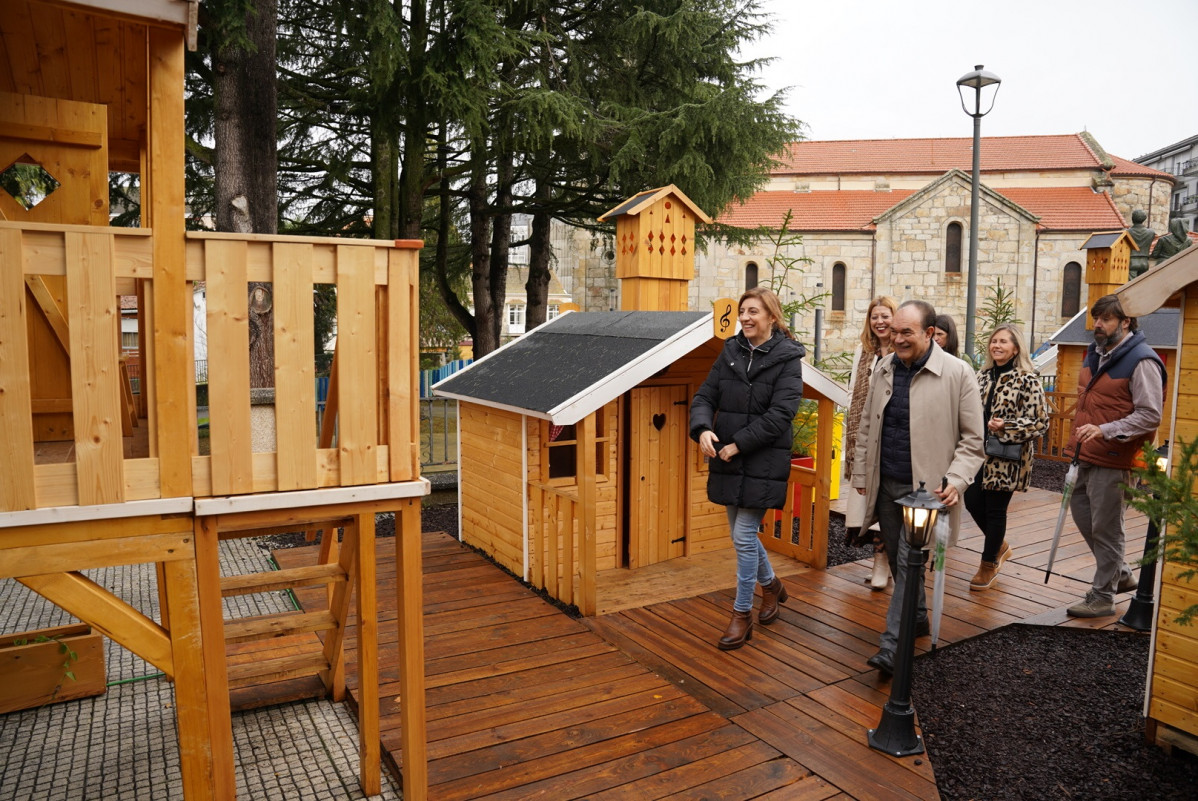 La vicepresidenta segunda de la Xunta, Ángeles Vázquez, visita las 'Aldeas de Nadal' de Lalín (Pontevedra) en compañía del alcalde, José Crespo.