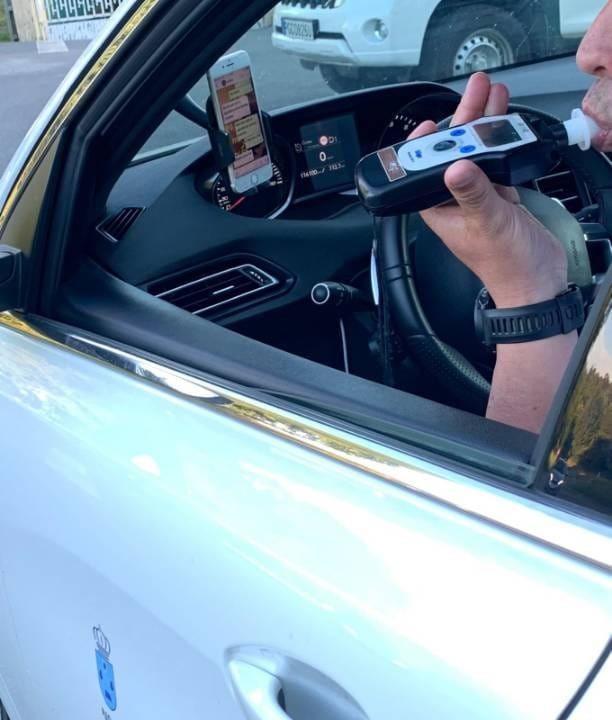 Archivo - Control de alcoholemia realizado por la Guardia Civil de Tráfico en Galicia.