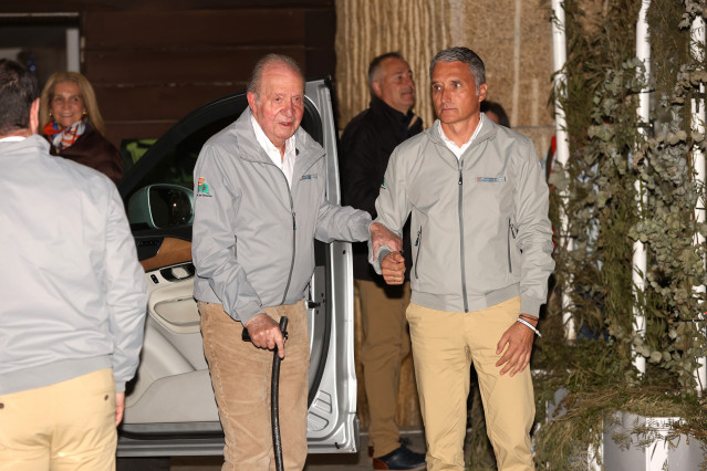 El Rey Juan Carlos (i) se dirige a los medios de comunicación, en el Real Club Náutico de Sanxenxo, a 25 de noviembre de 2023, en Sanxenxo, Pontevedra, Galicia.