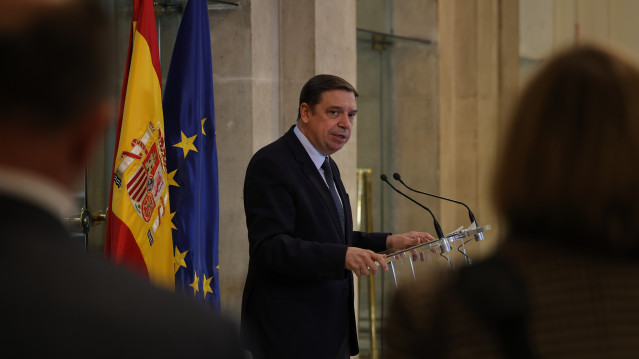 El ministro de Agricultura, Pesca y Alimentación, Luis Planas, comparece en rueda de prensa tras una reunión con representantes de la Confederación Española de Pesca (Cepesca) y de la Federación Nacional de Cofradías de Pescadores (FNCP).