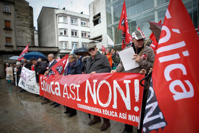 Varias personas durante una concentración en defensa de la montaña, frente al edificio de la Xunta, a 10 de diciembre de 2023, en Lugo, Galicia.