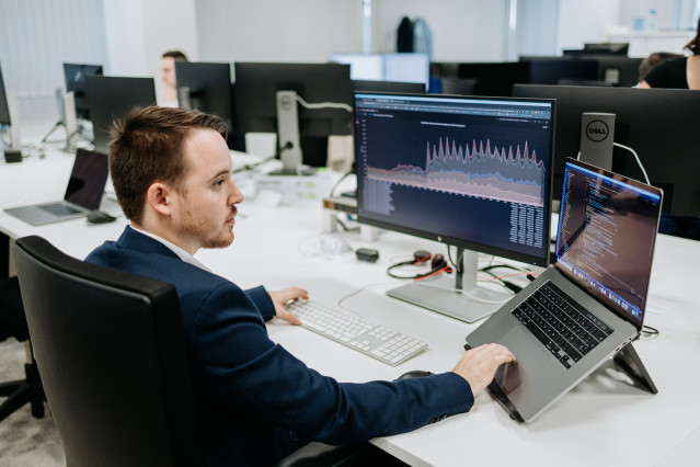 Archivo - Informático en instalaciones de Mercadona IT.