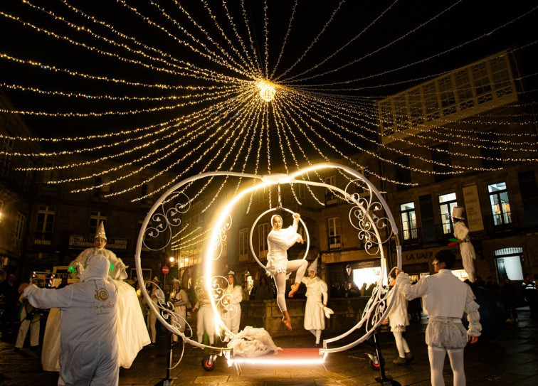 La caída de un arco del alumbrado navideño de Santiago deja herida leve a una mujer de 75 años