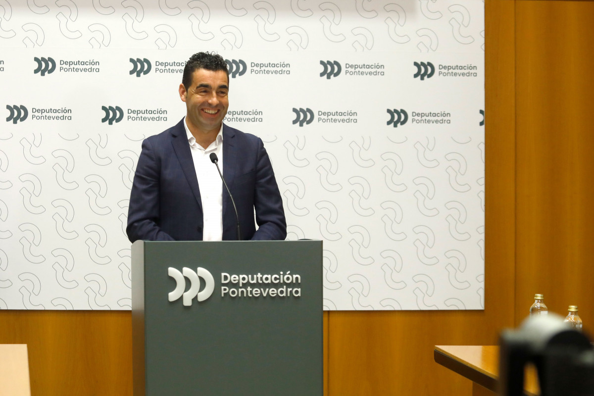 El presidente de la Diputación de Pontevedra, Luis López, en rueda de prensa.