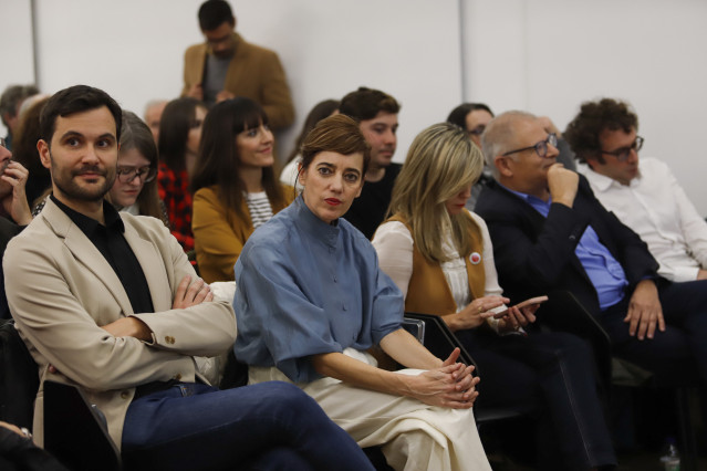 La portavoz de Sumar en el Congreso, Marta Lois (2i), durante la presentación del libro '¿Sociedad de mercado o sociedad decente?. Crítica de la obediencia neoliberal', en el Auditorio Zona Franca, antiguo rectorado de Vigo, a 30 de noviembre de 2023, en