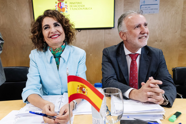 La vicepresidenta cuarta y ministra de Hacienda y Función Pública, María Jesús Montero y el ministro de Política Territorial y Memoria Democrática, Ángel Víctor Torres, durante la reunión del Consejo de Política Fiscal y Financiera (CPFF).