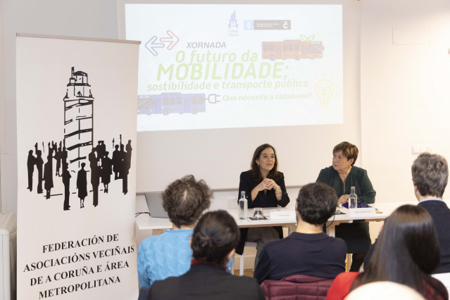 La alcaldesa de A Coruña, Inés Rey, interviene en una jornada sobre movilidad