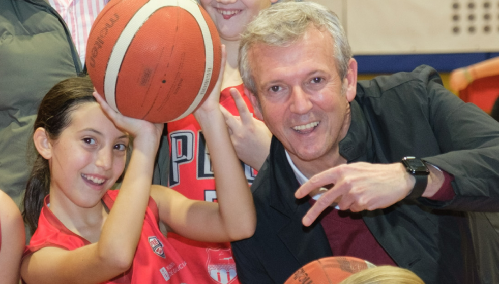 Rueda en una visita a un pabellón de O Porriño en una foto difundida por la Xunta
