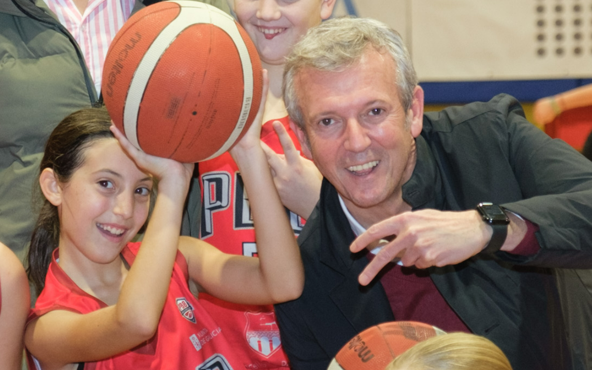 Rueda en una visita a un pabellu00f3n de O Porriu00f1o en una foto difundida por la Xunta