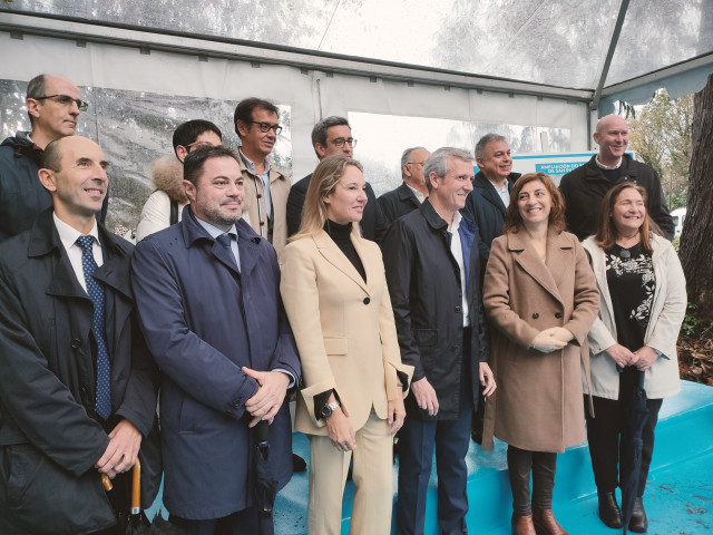 El presidente de la Xunta, Alfonso Rueda, en un acto en Vigo; junto a la vicepresidenta, Ángeles Vázquez; el director del IGVS, Heriberto García; la delegada de la Xunta en Vigo, Ana Ortiz, y la vicepresidenta de la Diputación, Marta Fernández-Tapias.