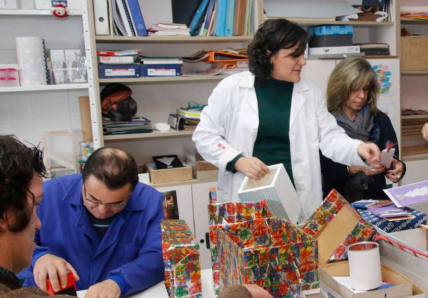Taller de terapia ocupacional en Aspanaex Vigo en una imagen de la Xunta
