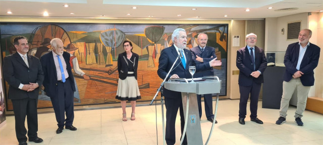 El presidente del Parlamento de Galicia, Miguel Santalices, inaugura en Buenos Aires la exposición sobre la historia del Parlamento de Galicia