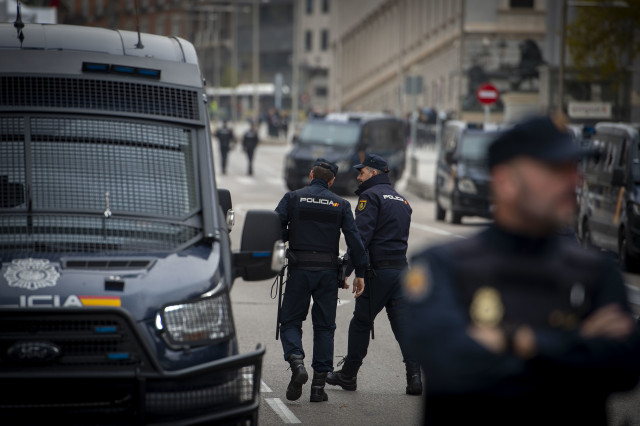 Dos agentes de la Policía Nacional en Madrid