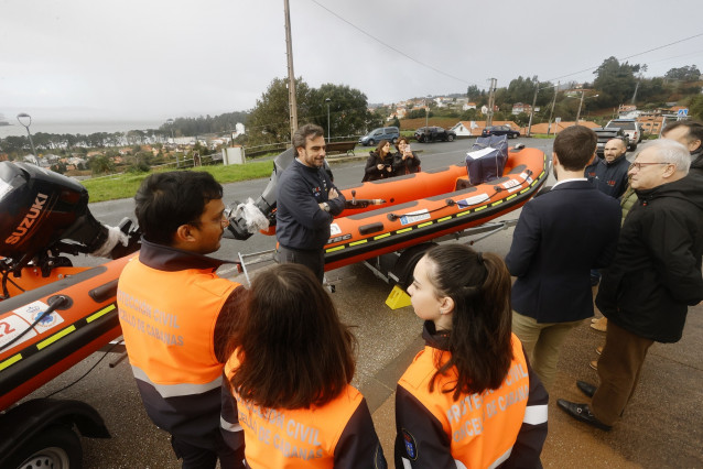El vicepresidente Diego Calvo durante la entrega de las lanchas neumáticas.