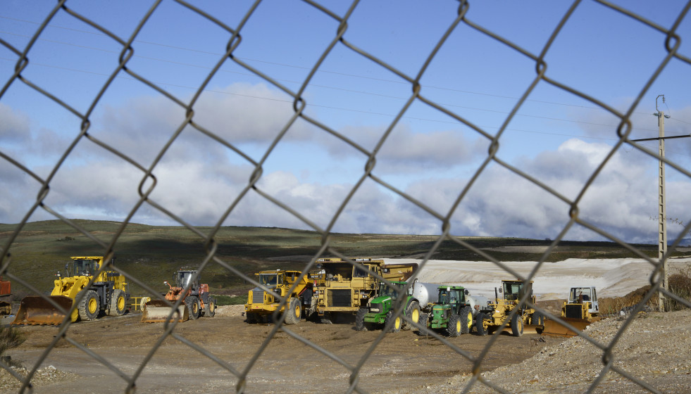 Maquinaria pesada en la mina de Penouta, a 2 de diciembre de 2023, en Viana do Bolo, Ourense, Galicia (España). Esta se trata de la única mina de coltán en toda Europa. Estaba siendo explotada por 