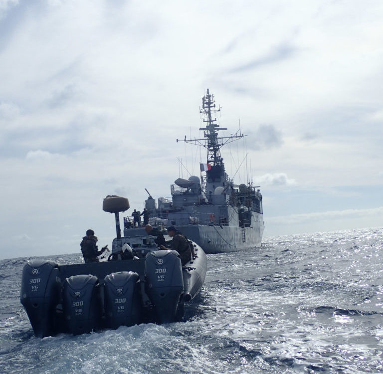 Militares de Francia remolcando la narcolancha gallega con cuatro motores fuera borda en una imagen de la Marina francesa publicada por Narcodiario