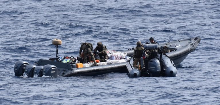 Militares de Francia abordando la narcolancha gallega en una imagen de la Marina francesa publicada por Narcodiario