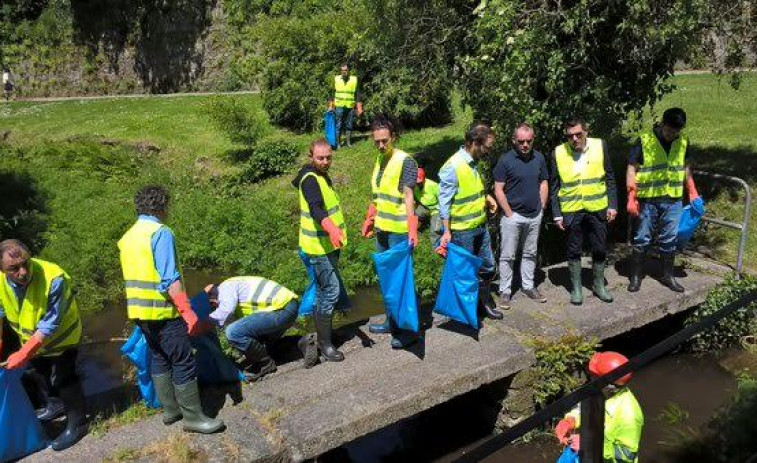 ​Veciños de Santiago únense para limpar o río Sarela