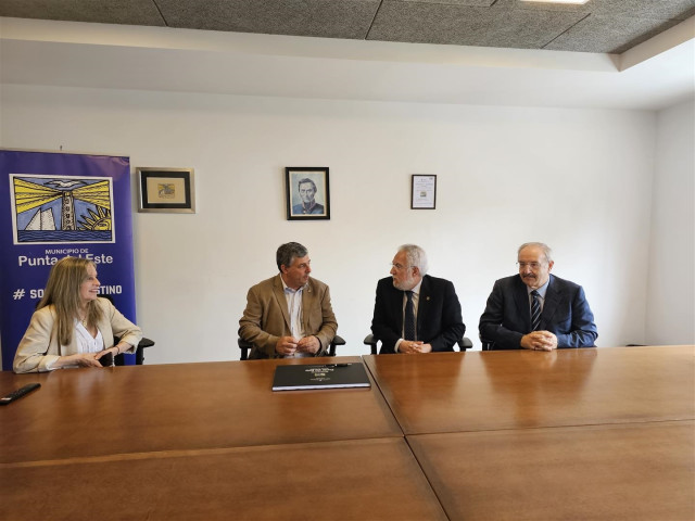 El presidente del Parlamento de Galicia en Punta del Este (Uruguay) con el alcalse, Javier Carballal, hijo de emigrante gallego de Muras (Lugo).