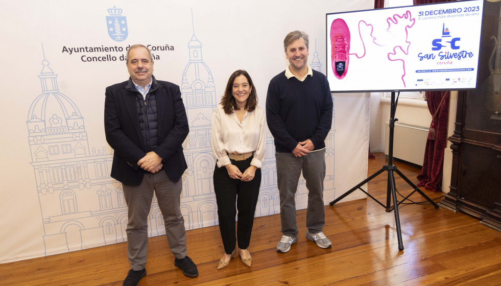 La alcaldesa de A Coruña, Inés Rey, en la presentación de la XIV edición de la carrera San Silvestre, que se celebrará el domingo 31 a partir de las 10,30 horas