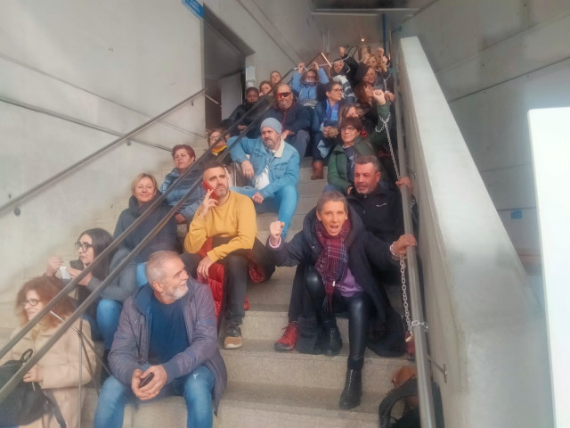 Trabajadoras del sector de la limpieza de edificios y locales de la provincia de Lugo, encadenadas a la escalera del edificio de la Xunta de Galicia durante su encierro en señal de protesta. En Lugo, a 15 de diciembre de 2023.