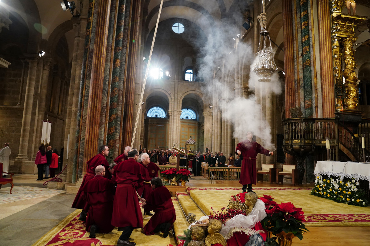 Archivo - El botafumeiro durante la ceremonia de Traslación del año 2022.