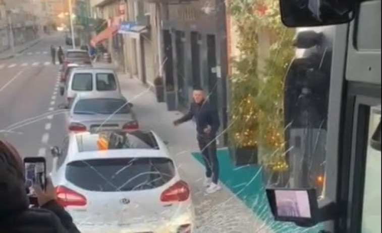 (VÍDEO) Un individuo ataca a palos un autobús lleno de pasajeros en Boiro