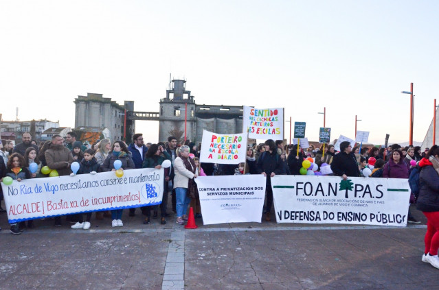 Protesta de Anpas de Vigo ante el Ayuntamiento, reclamando la cobertura de las plazas de conserjes en los centros educativos públicos de la ciudad.
