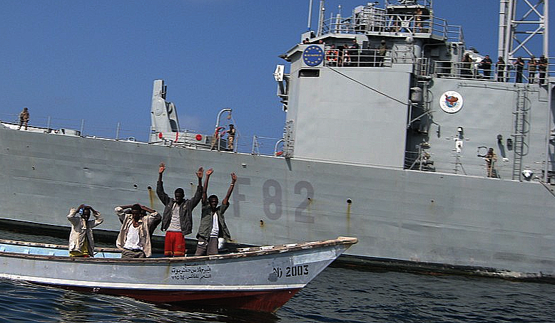La Fragata Victoria deteniendo a unos sospechosos de pirateru00eda en una pasada acciu00f3n en el Indico en una imagen de la Armada