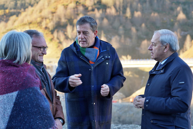 El candidato del PSdeG a la Presidencia de la Xunta, José Ramón Gómez Besteiro, junto al presidente de la diputación de Lugo, José Tomé, y los alcaldes de Pedrafita do Cebreiro y Vega de Calcarce
