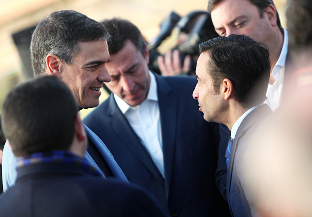 El presidente de Navantia, Ricardo Domínguez (d), y el presidente del Gobierno, Pedro Sánchez (i), visitan las instalaciones del astillero de Navantia, a 16 de diciembre de 2023, en Ferrol, A Coruña, Galicia (España). El acto incluye la asistencia al cort