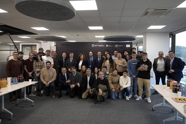 Archivo - El conselleiro de Cultura, Educación, FP e Universidades, Román Rodríguez, visita a alumnado que cursa el máster de Formación Profesional sobre inteligencia artificial y big data