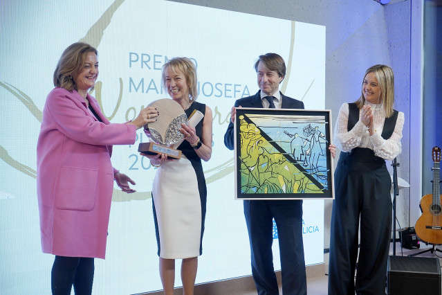 La conselleira de Promoción do Emprego e Igualdade entrega a Concepción Paz Penín el Premio María Josefa Wonenburger.