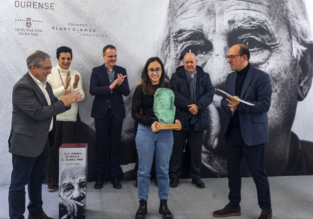 El presidente de la Diputación de Ourense, Luis Menor, entrega el premio de novela Eduardo Blanco Amor a la periodista Sara Vila.