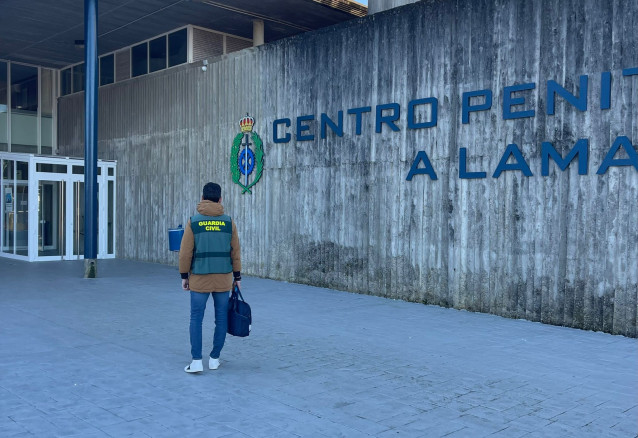 La Guardia Civil toma declaración a dos reclusos de A Lama investigados por tres delitos de robo con fuerza.