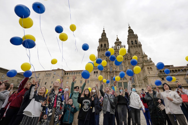 Archivo - Varias personas lanzan globos al aire como gesto para el fin de la guerra en Ucrania, en la plaza del Obradoiro, a 25 de marzo de 2022, en Santiago de Compostela, A Coruña, Galicia (España). El acto, convocado por el Equipo de Investigaciones Po