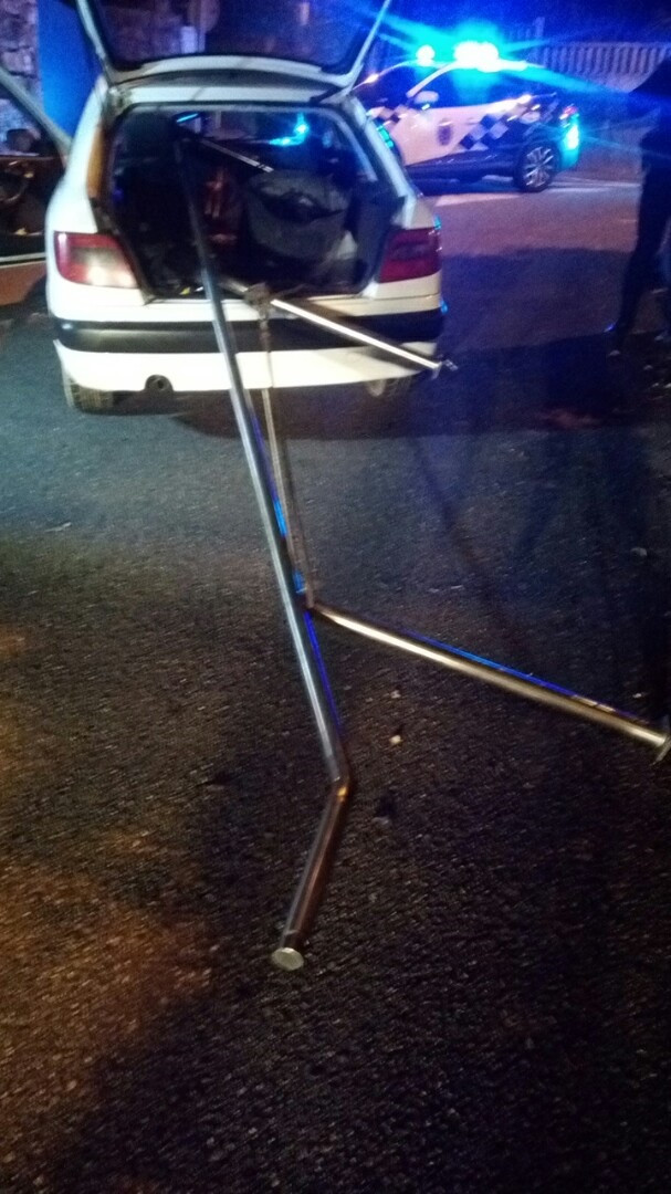 Denunciados en Vigo dos varones por desatornillar y pretender llevarse en un coche una barandilla de acero inoxidable de un parque público de la ciudad.