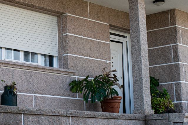 Fachada de una de las viviendas que ha sido registrada, a 19 de diciembre de 2023, en Arousa, Pontevedra, Galicia (España).