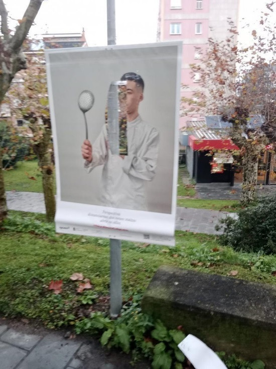 Destrozo de la exposición fotográfica 'Resalire', dedicada a jóvenes tutelados en Ourense.