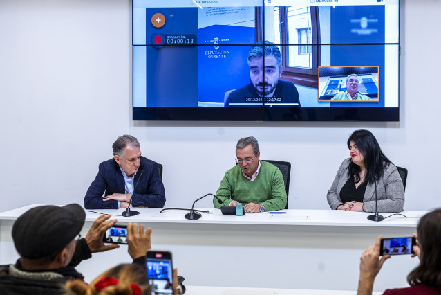 El presidente de la Diputación de Ourense, Luis Menor, el director del Área de Bienestar , José Juan Cerdeira, y la diputada de Bienestar, Patricia Torres, presentan el nuevo sistema de administración por voz.