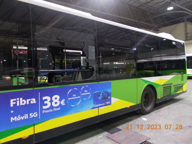 Autobús urbano de Vigo, de la línea 11, que recibió el impacto  de un objeto a primera hora de la mañana del 21 de diciembre de 2023.