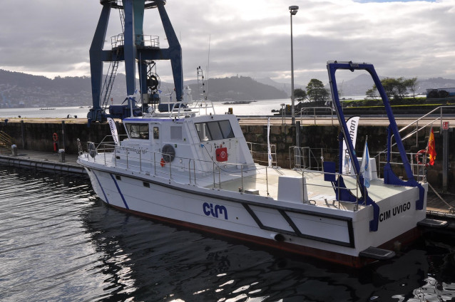 El nuevo buque oceanográfico del Centro de Investigacións Mariñas de la UVigo, fondeado en las instalaciones del astillero Rodman Polyships en Moaña (Pontevedra).