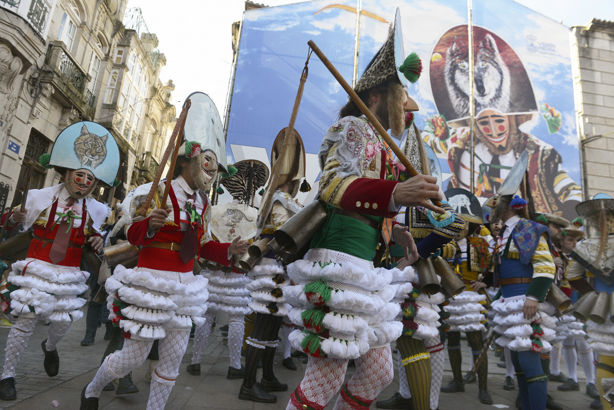 Archivo - ‘Cigarrones’ interactúan con el público durante la celebración del domingo Corredoiro como parte del Entroido, a 12 de febrero de 2023, en Verín, Ourense, Galicia (España). Verín c