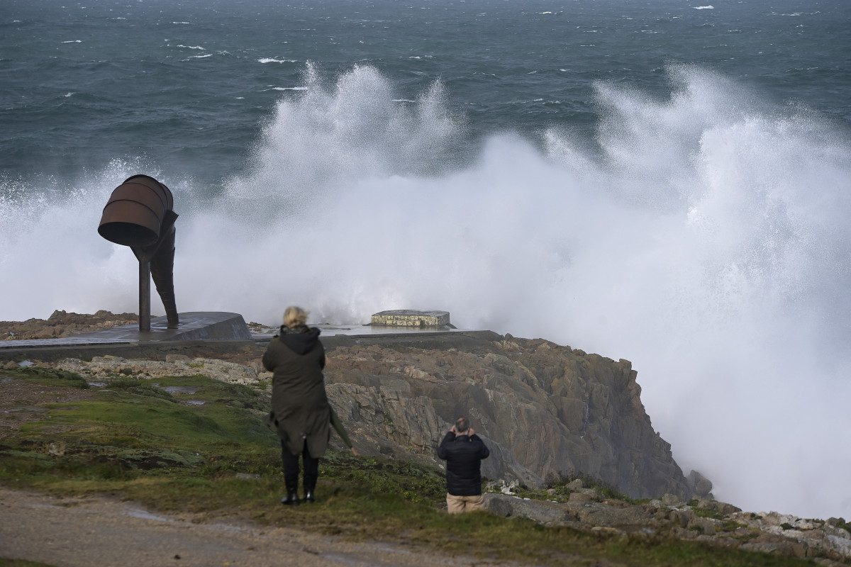 Archivo - Varias personas observan el oleaje en los alrededores de la Torre de Hércules, durante el paso de la borrasca ‘Ciarán’, a 3 de noviembre de 2023, en A Coruña, Galicia (España).