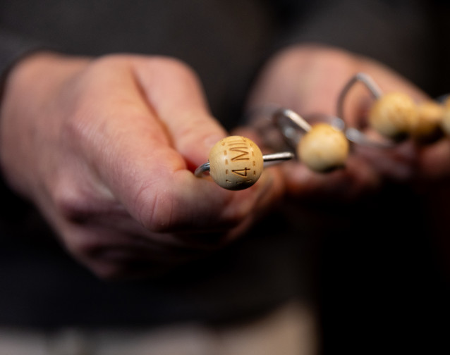 Una persona sujeta uno de los premios de las bolas de los bombos del Sorteo Extraordinario de Navidad, en el Teatro Real, a 15 de diciembre de 2023, en Madrid (España). El próximo 22 de diciembre se celebra el Sorteo Extraordinario de Navidad 2023, con el