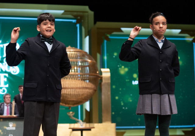 Francisco Moreno y Natalia Rodríguez Liriano cantan un quinto premio, el número 54.274 durante el Sorteo Extraordinario de la Lotería de Navidad 2023 en el Teatro Real de Madrid, a 22 de diciembre de 2023, en Madrid (España). Hoy se celebra el Sorteo Extr